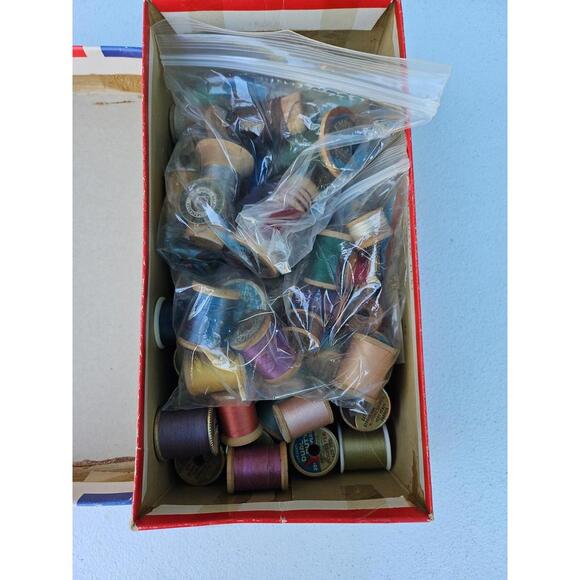 Lot of 50+Vintage Wooden Spools Coats & Clark,JP Coats+more Full Shoe Box Tr7#42